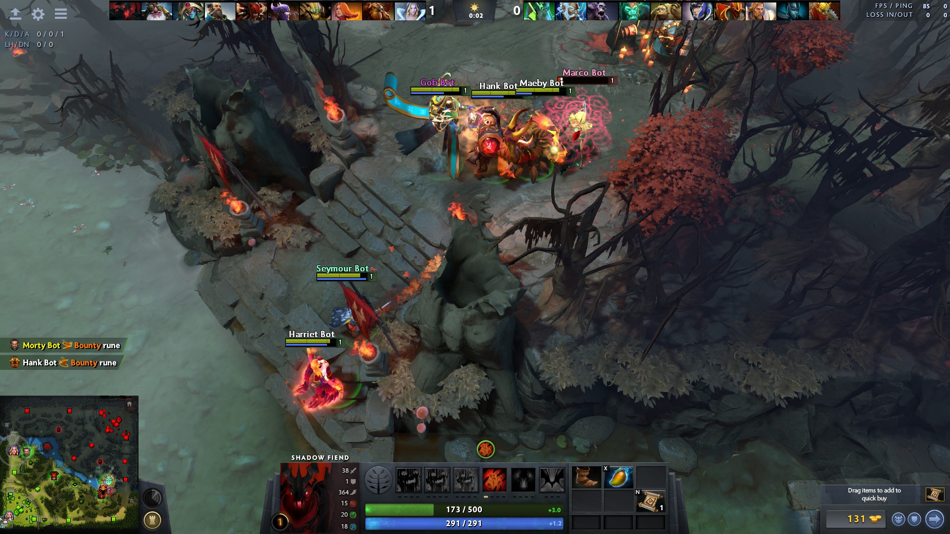 Игровой процесс Dota 10v10: бой возле лагеря крипов в лесу, миникарта усеяна точками героев, вверху — полный счёт по 10 портретов на сторону